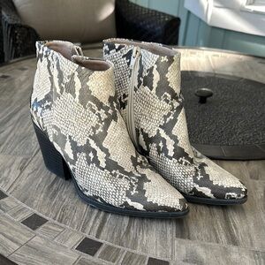 Natural Soul Gray and Tan Ankle Boots